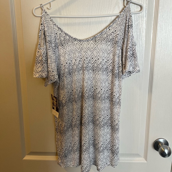 Cold Shoulder White and Black Jessica Simpson Stretch Tee With Batwing Sleeves - Picture 4 of 7